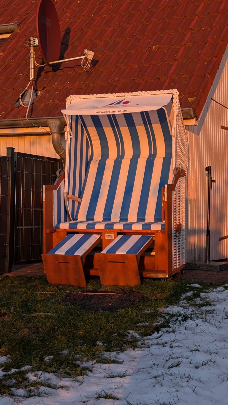 Strandkorb am Haus